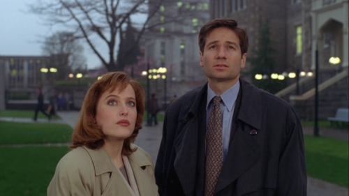 Scully and Mulder in The X-Files ep 1.21 Tooms