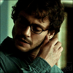 graham-unhinged:Will Graham stroking inanimate objects (and himself).