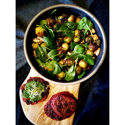 “Colours&Flavours” ❤️❤️ -leftover kale pesto with savoury, beetroot [gram flour] pan