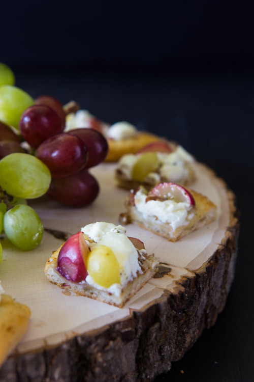 foodffs:  Grape Goat Cheese Flatbread  Really nice recipes. Every hour.   