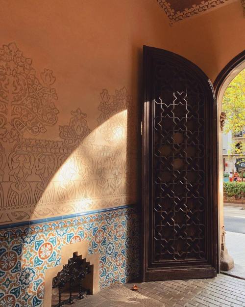 useless-catalanfacts: Door to Palau Macaya in Barcelona, Catalonia.Photo: didacbras on instagram