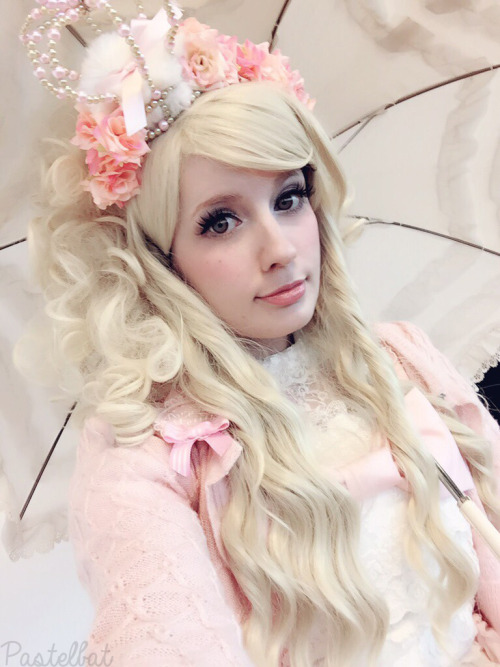 pastelbat:My outfit for the fashion show at nerdify I went for a hime lolita look!Outfit rundown:Len