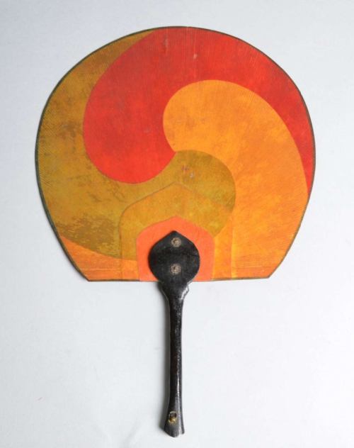 Lady&rsquo;s fan made of paper (oiled), bamboo, lacquer, brass, 19th C. Korea태극선太極扇The British Museu