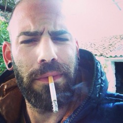 beardburnme:  Smokin’ dude 