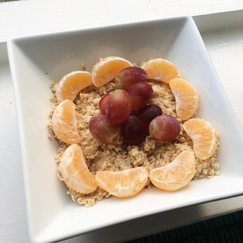 Sunday brekkie #havregrøt #oatmeal #oats #klementin #clementine #grapes #druer #sunday #breakfast #b