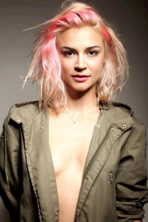 visually-corrupted:  Samaire Armstrong