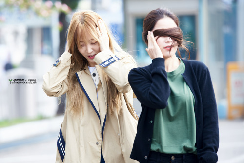 fy-yongsun: 160408 Solar &amp; Moonbyul @ Music Bank © Mooruck | do not edit or crop the lo