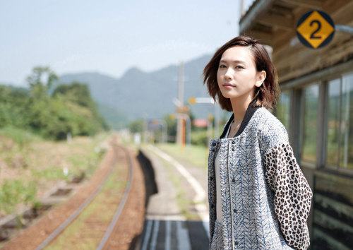 aragaki-desu:  Yui Aragaki Tabiiro Travel Magazine Magazine website: Tabiiro (Jp) 