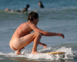 exhibition-i-st:  Naked surfer