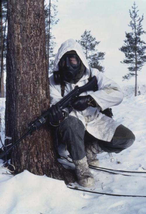 walkablebuffalo:  Winter warfare training in Norway, 1985. A British soldier, equipped with gas mask and rifle participates in chemical warfare training during Exercise HARDFALL.