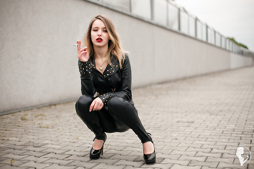 Yes, I do find a female smoking very visually pleasing.