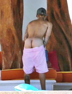 celebrityboyfriend:  Justin Bieber moons his ass