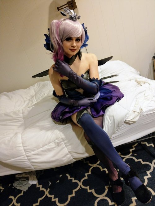 chisekoishi13:Just found out there is a professional League of Legends player named Sneaky that crossplays in spare time. His girlfriend does his make up and I think thats cute. I always like it when there are straight guys who like to dress up. Not all