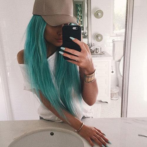 What a way to kick off Coachella 2015! Kylie Jenner dyes her hair blue. We absolutely LOVE it! ♡
