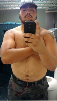 vincebear1971:  thegreattallinsky:  Still hitting it as much as I can. Soon it will be time to get on cardio and core work. Little by little gaining wright. Currently at 308lbs. (6'6)   NICE!!