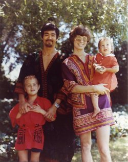 History-Inpictures:   Bruce And Linda Lee With Their Children Brandon And Shannon,