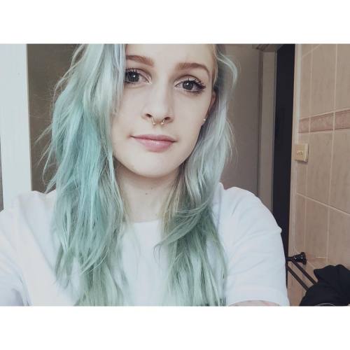 painfully-sadd:  I haven’t brushed my hair in 3 days lol