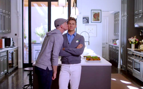nph-burtka:   Life’s a Party with David BurtkaPremiering Sept.18 at 12pm ET/PT on Food Network   Awesome