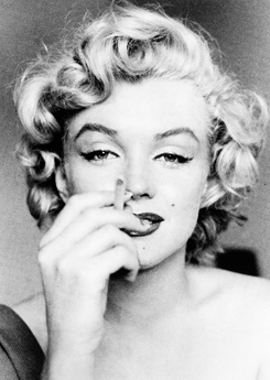 missmonroes:Marilyn Monroe photographed by