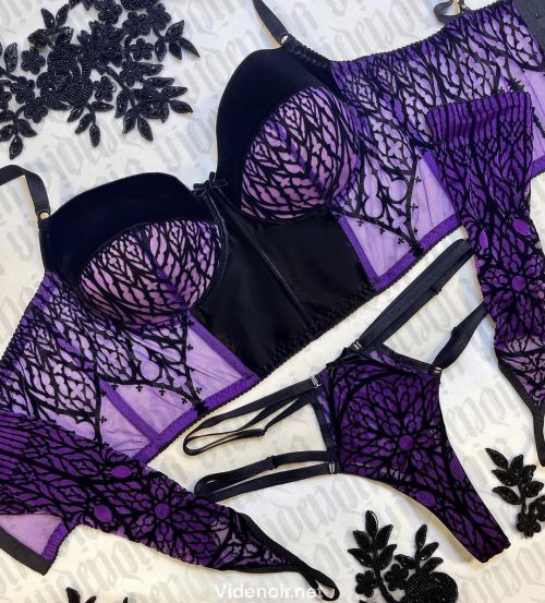 Black and purple is one of our fave combos! What’s yours? #purple #cathedral #mesh #handmade #custom