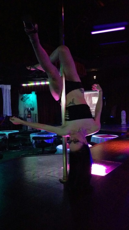 stripper-locker-room:  Chloe working the pole
