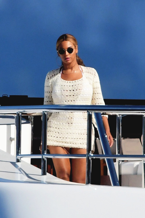 beyoncefashionstyle: Beyoncé in Sardinia, Italy (Aug 17th)