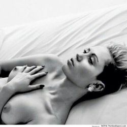 best-nsfw-pictures:  Miley cyrus gets topless!!!