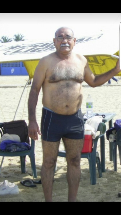 unclesonly:  formaldeidos:Que maravilha de homem, adoro. Lovely daddy with fleshy boobs..