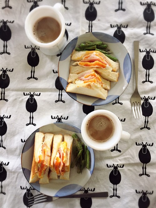 天気が悪い朝。半熟卵とハムのサンドイッチとカフェオレ。