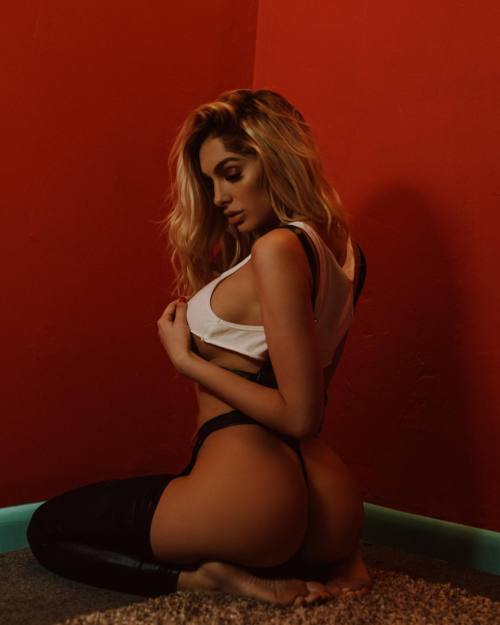 mikeohrangutang:  The Red room @lynaritaa by an @ohrangutang @ohrangutangtv H&M @cristinapilo  (at Los Angeles, California)