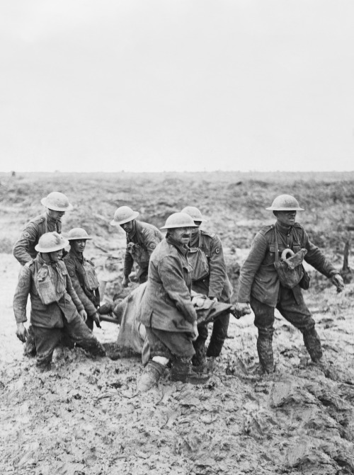 Through the mud and the blood to the green fields beyond.Parafraseando el lema del Royal Tank Regime