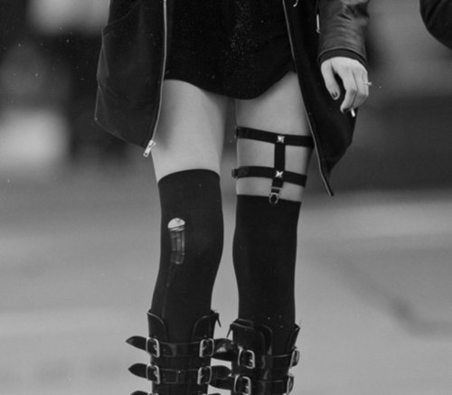 light-me-up-momsen:  Taylor Momsen + legs/shoes.