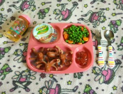 fuzzy-little-fox:  Little space lunchies!! 😄🍼  Octopus hotdogs, ketchup, apple sauce, veggies, and apple juice in my bottle 😊  🌟Minors/supporters please do not interact🌟  