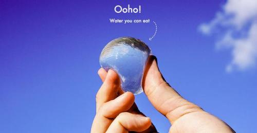 coolthingoftheday:  Ooho! is an edible, biodegradable plastic water bottle that can be eaten. It is made from seaweed and calcium chloride, and costs only two cents per orb to manufacture.  (Source) 
