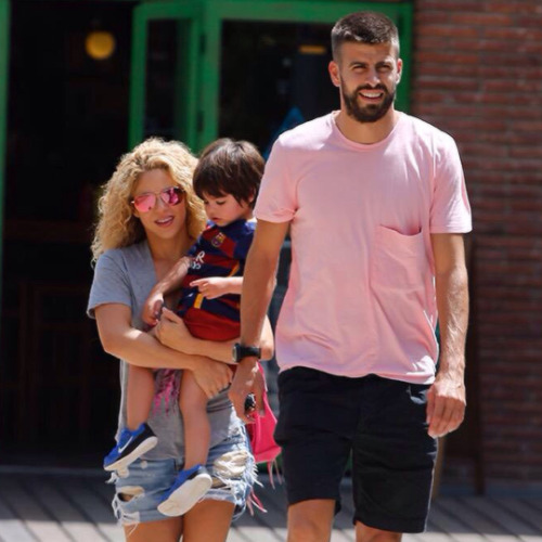 pikiraaf:Gerard, Shakira, and Milan at RIBS restaurant in Barcelona (8/7/12)