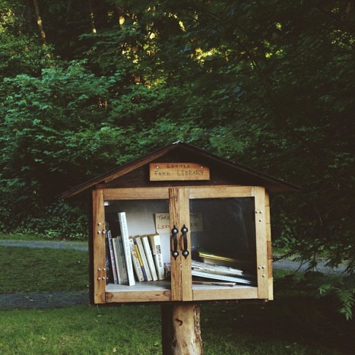 codiannthomsen:  I just found the first free library that I’ve ever seen in person on a hike we’re all taking to the ocean. This has got to be the most charming thing I’ve ever seen. 