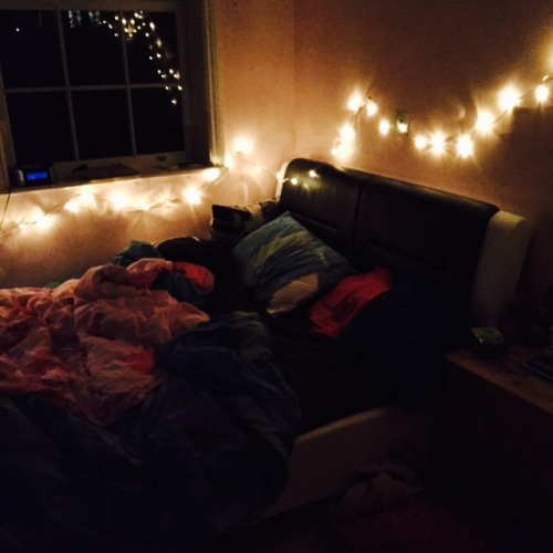mistymountians:  messy bed  messy hair messy life