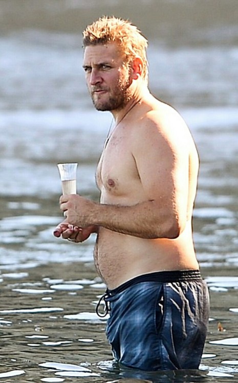 sixpackbellylover:Celebrity Chef Curtis Stone’s weight gain!! Let’s hope he continues!! 