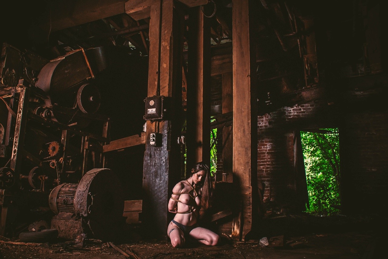 photosropeandflowers:  MsContradiction in a Hishi TK  Rope and photo: Me