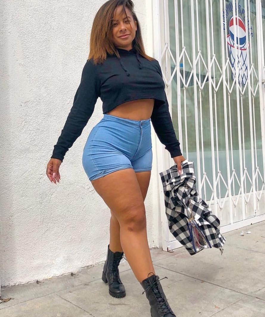 kingjazziedad:   DeliciouslySexy. CurvyLicious. BootiDelicious Ma.   Ms Ravie_Loso