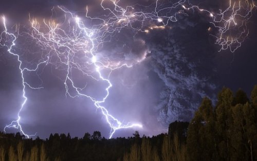 wonders-of-the-cosmos: Dirty thunderstorm A dirty thunderstorm (also volcanic lightning, thunder vol