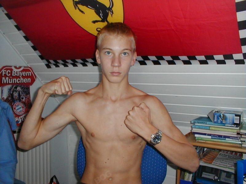 lucaboy2002:  han256:  Geil.  Von dem Typ hab ich noch mehr Bilder😊