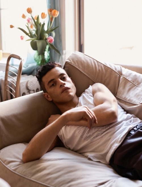 modatrends:Promoting the second season of Mr. Robot, the show’s star, Rami Malek appears in a 