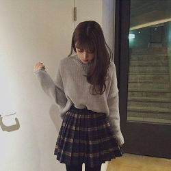 pleatedminiskirts:  pleatedminiskirts:Another great styling with an oversized pullover. So so so cute. I do love this style.