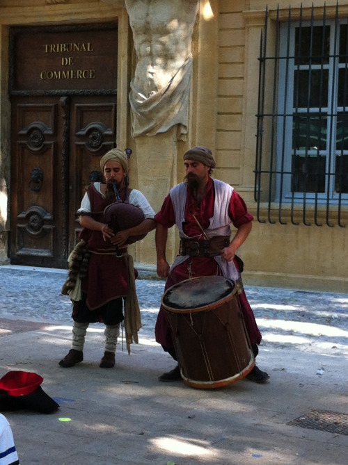 Street performers on the Cours Mirabeau- Aix