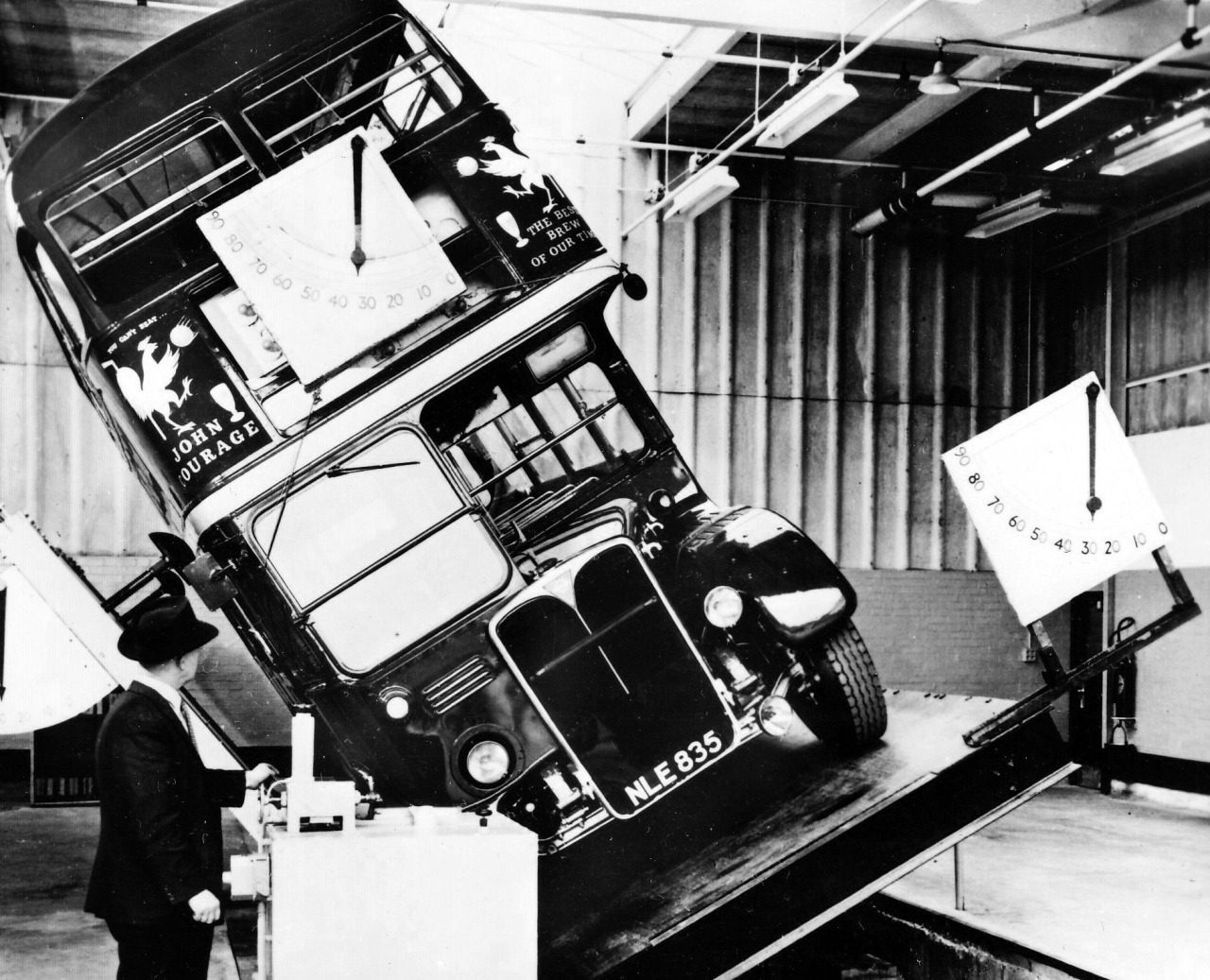Tests de renversement des bus de Londres, 1933.