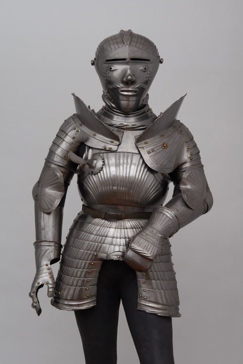 A Maximilian style armor with a grotesque, South German, ca. 1525-1530, housed at the Kunsthistorisc