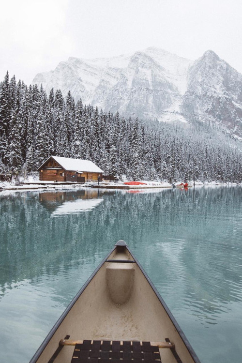cabin-porn:A beautiful photo of Lake Louise by @itsbigben (IG)