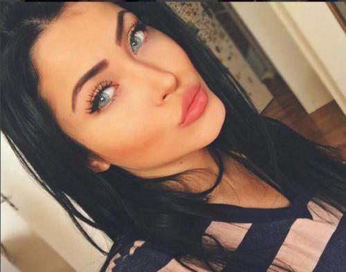 finofilipino:La moza del día es la versión latina de Megan Fox, Claudia Alende.En el Arca de Fino su