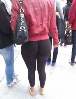 iseebigbooty:  Creep shot. 